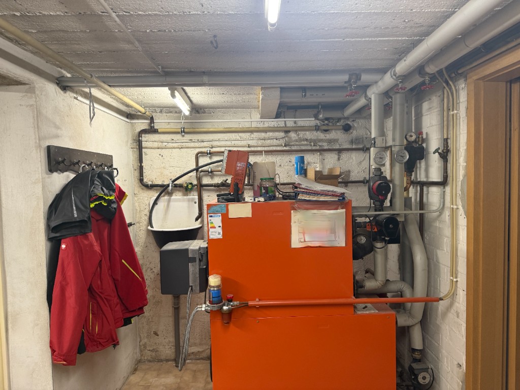 Alte Ölheizung von 1985 vor der Wärmepumpenmodernisierung in einem Reihenendhaus in Südberlin