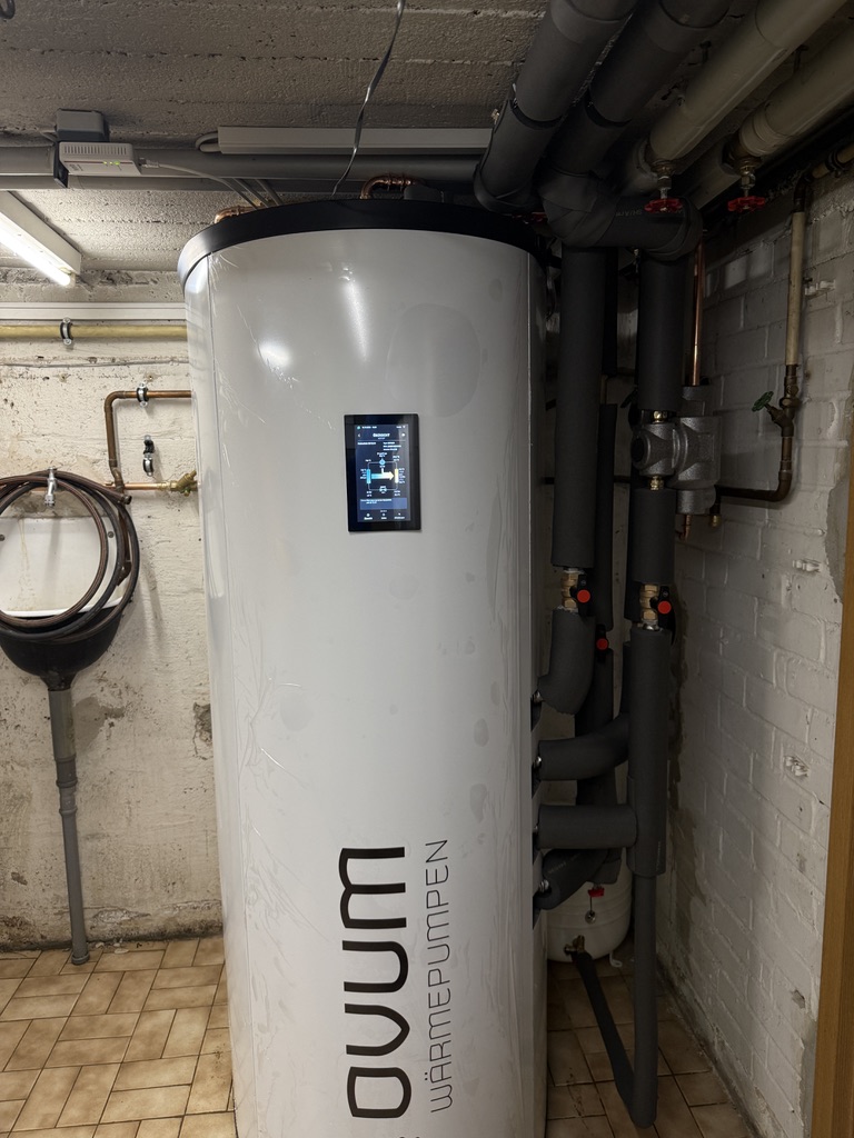 Ovum Cubespeicher 500 Liter mit Mira-Regelung im Technikraum eines Reihenendhauses
